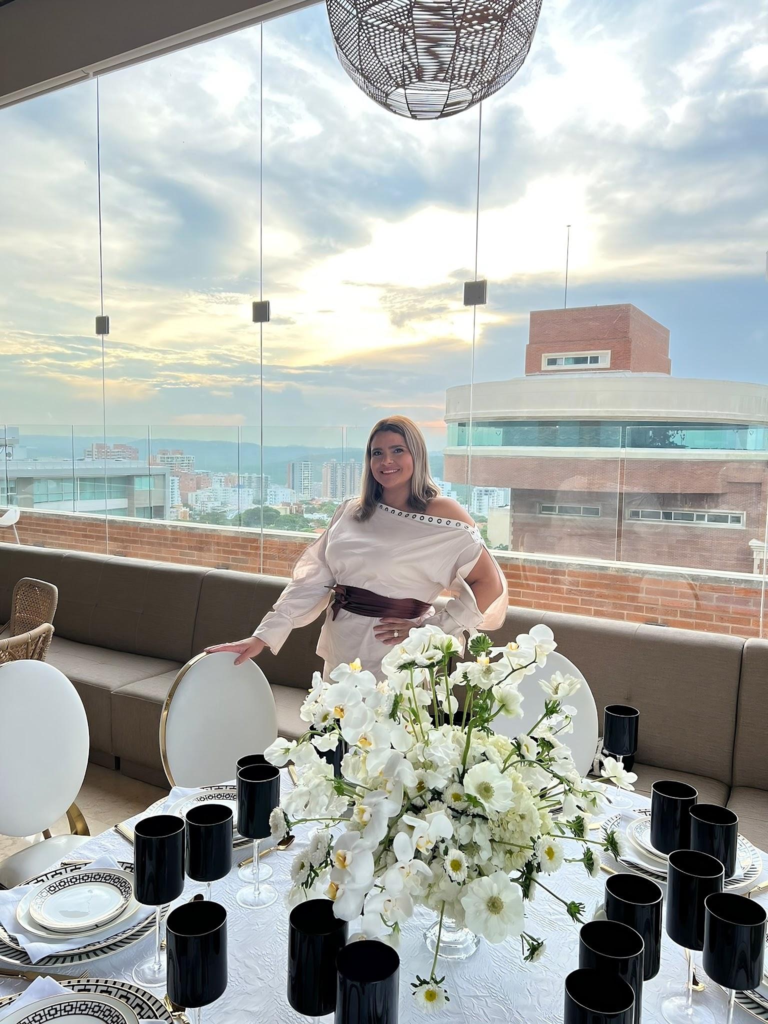 Brenda Diazgranados en una mesa decorada